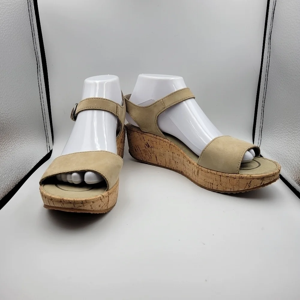 Eddie Bauer Tan Suede Wedges Sz 8.5